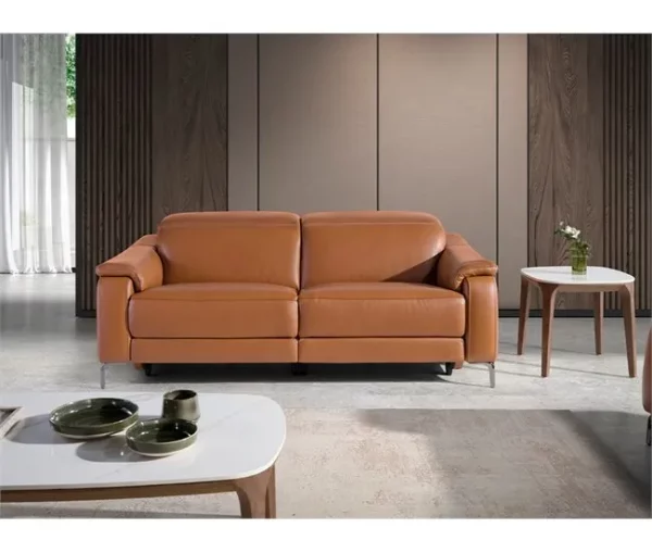 Sofá relax de 3 lugares estofado em pele castanha com apoio de cabeça. Pés em aço inoxidável cromado escuro e 2 sistemas de relaxamento eléctricos.