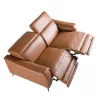 Sofá relax de 3 lugares estofado em pele castanha com apoio de cabeça. Pés em aço inoxidável cromado escuro e 2 sistemas de relaxamento eléctricos.
