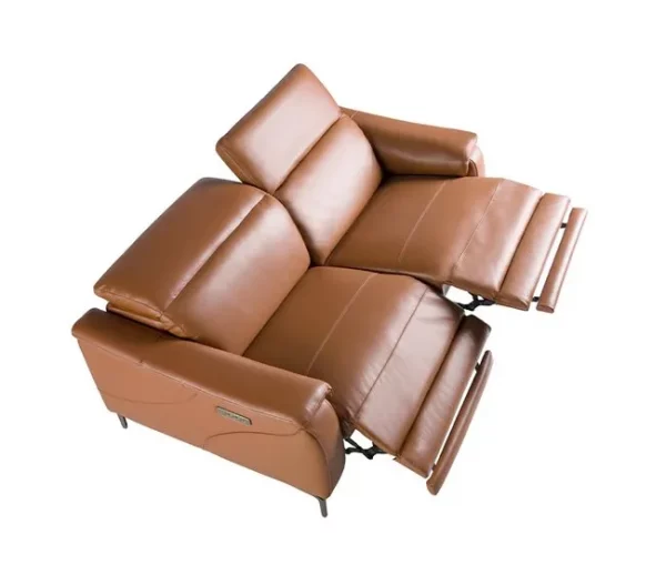 Sofá relax de 3 lugares estofado em pele castanha com apoio de cabeça. Pés em aço inoxidável cromado escuro e 2 sistemas de relaxamento eléctricos.