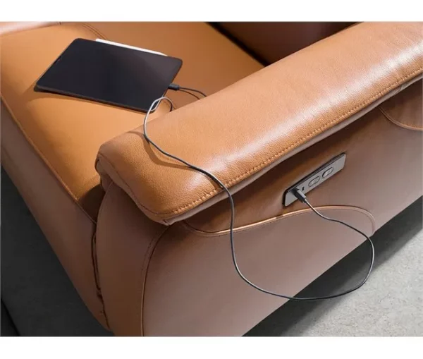 Sofá relax de 3 lugares estofado em pele castanha com apoio de cabeça. Pés em aço inoxidável cromado escuro e 2 sistemas de relaxamento eléctricos.