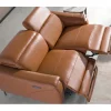 Sofá relax de 3 lugares estofado em pele castanha com apoio de cabeça. Pés em aço inoxidável cromado escuro e 2 sistemas de relaxamento eléctricos.