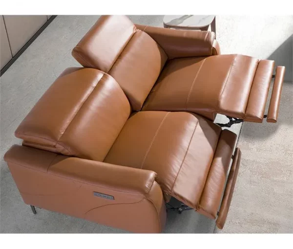 Sofá relax de 3 lugares estofado em pele castanha com apoio de cabeça. Pés em aço inoxidável cromado escuro e 2 sistemas de relaxamento eléctricos.
