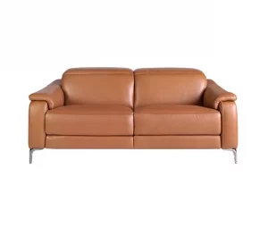 Sofá relax de 3 lugares estofado em pele castanha com apoio de cabeça. Pés em aço inoxidável cromado escuro e 2 sistemas de relaxamento eléctricos.