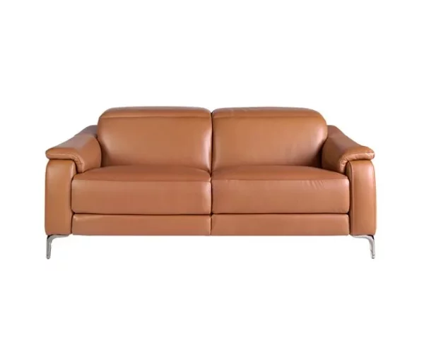 Sofá relax de 3 lugares estofado em pele castanha com apoio de cabeça. Pés em aço inoxidável cromado escuro e 2 sistemas de relaxamento eléctricos.