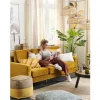 Sofá de 3 lugares em veludo amarelo mostrada GAVLE