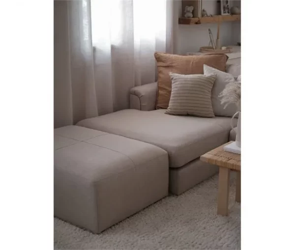 Sofá de canto à direita e repousa-pés em tecido creme OSLO