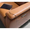 Sofá de relaxamento de 2 lugares estofado em pele castanha com apoio de cabeça, pernas em aço inoxidável cromado escuro e 2 sistemas de relaxamento eléctricos